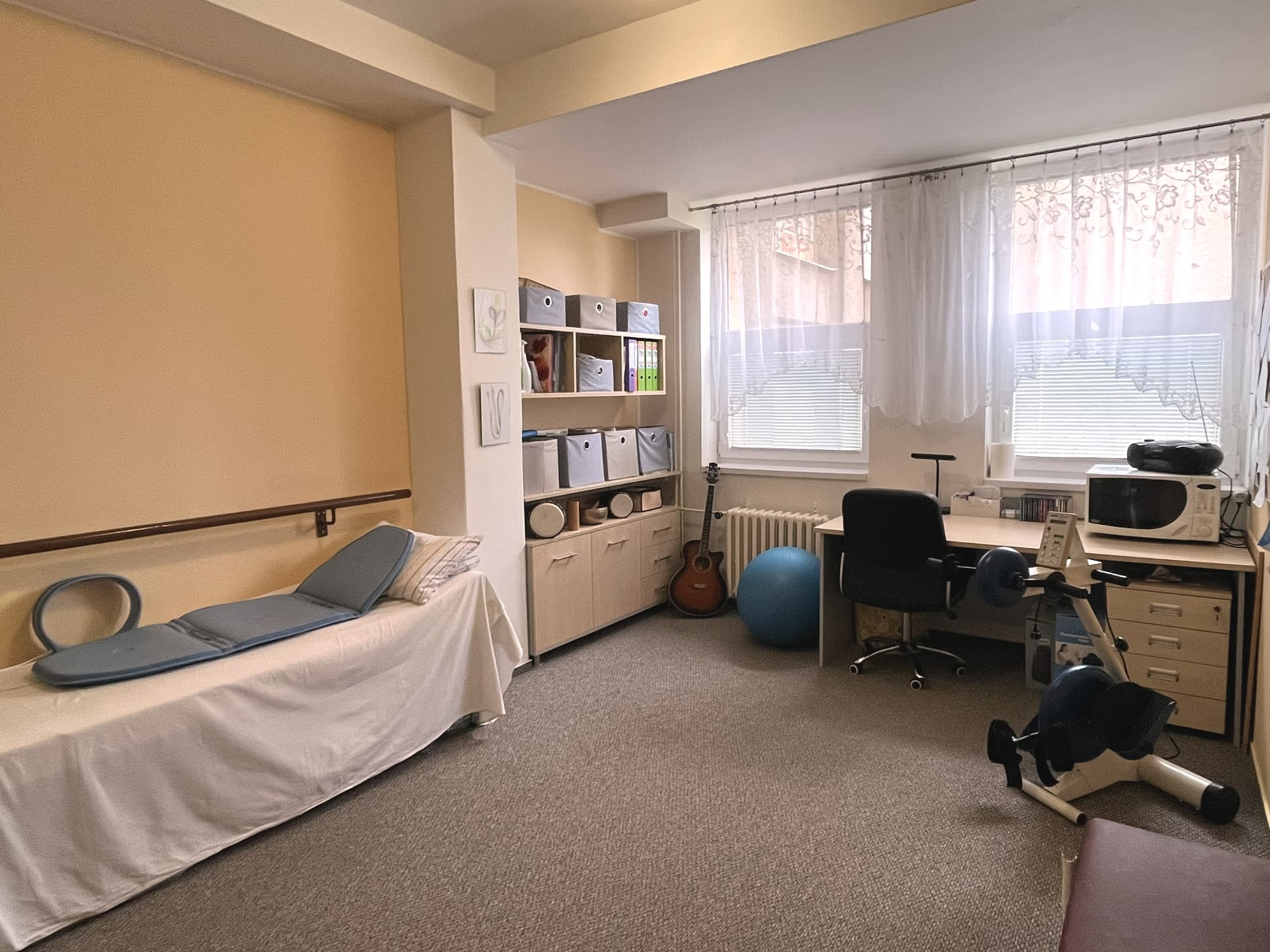 Místnost pro rehabilitaci a aktivizaci s lehátkem