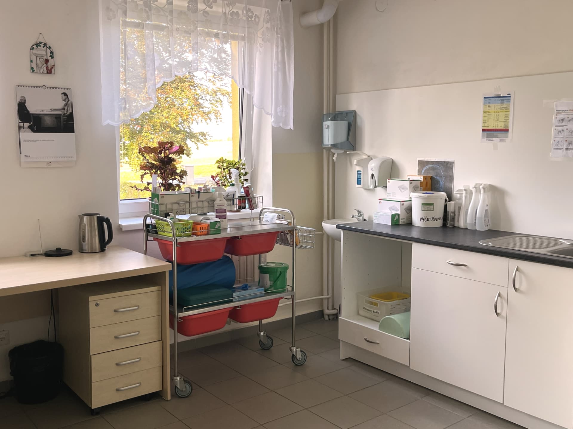Ošetřovna s vozíkem na zdravotnický materiál