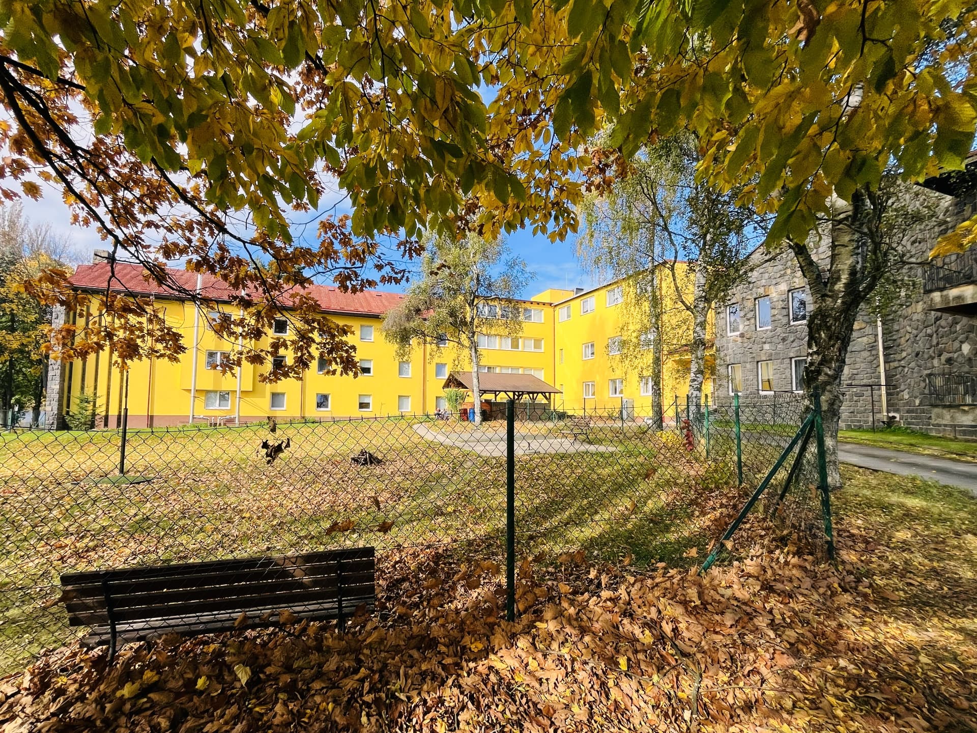 Areál sanatoria s budovami pod modrou oblohou