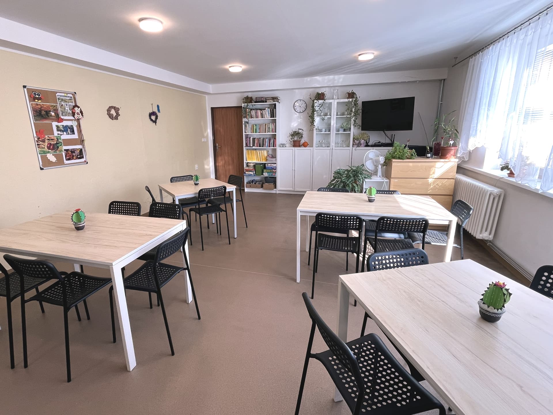Společenská místnost s knihovnou a televizí