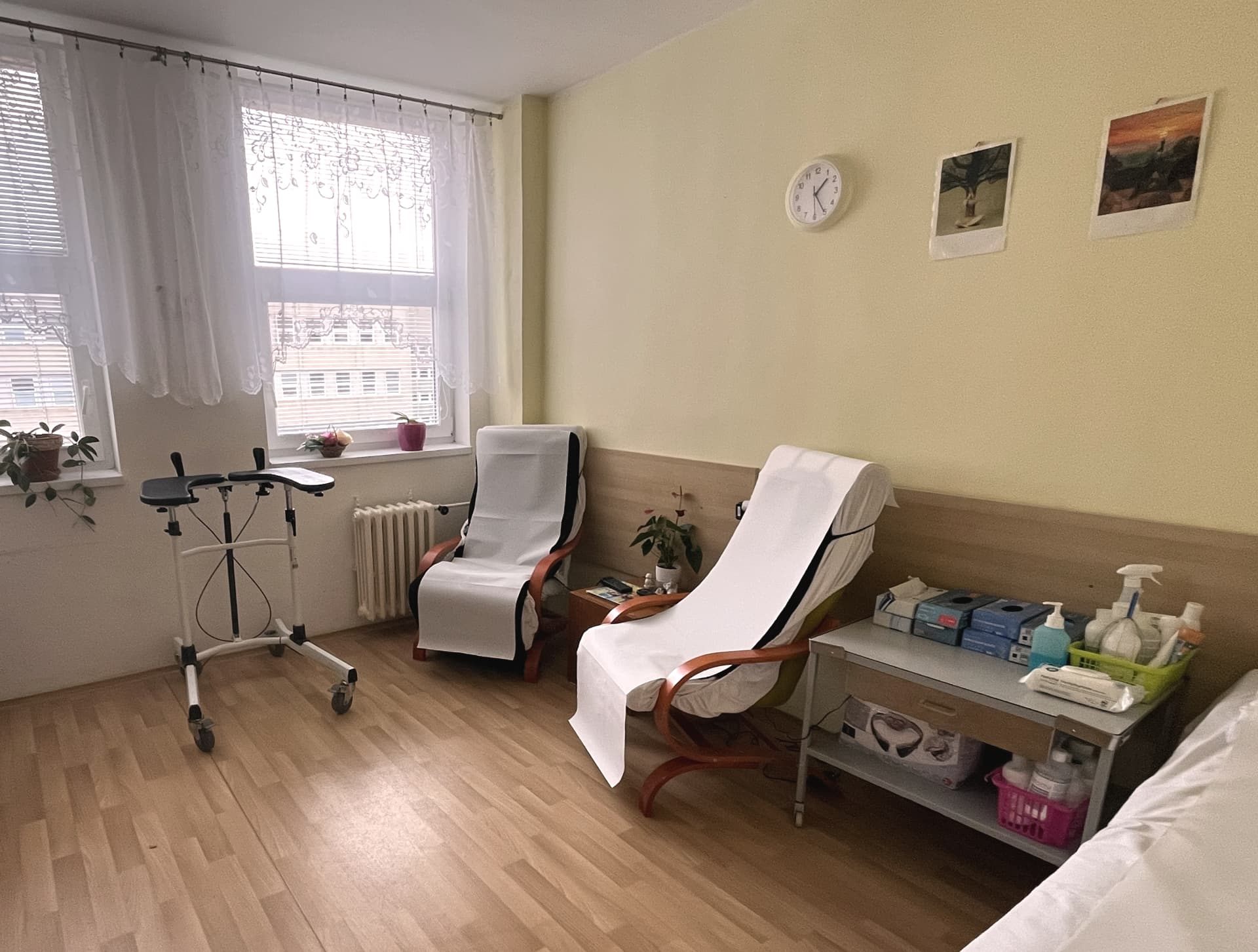 Polohovatelná relaxační křesla v pokoji