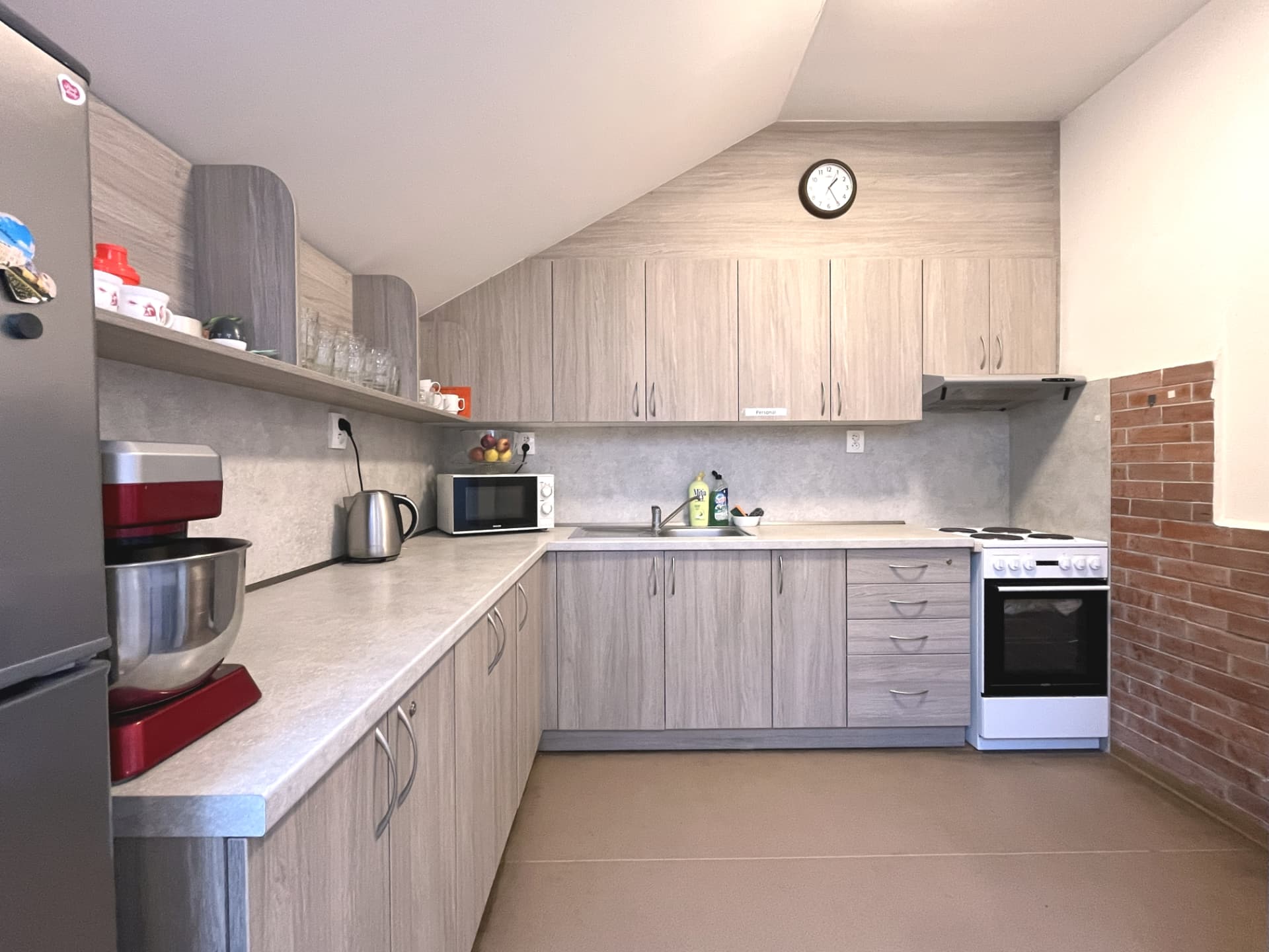 Moderní kuchyňská linka pro společné vaření