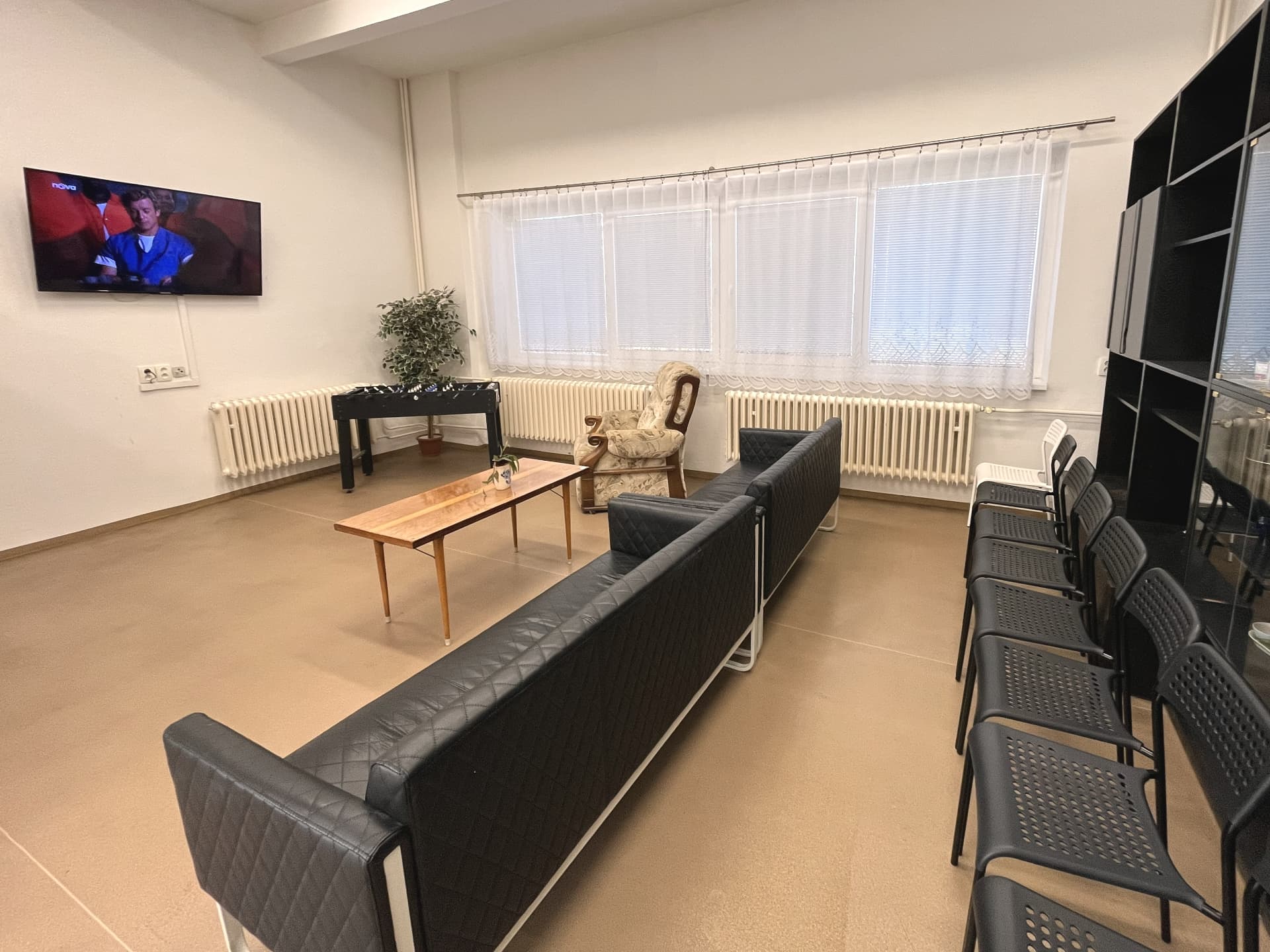 Společenský prostor se sedačkami a stolním fotbálkem